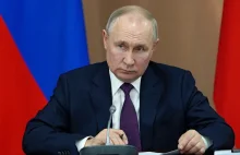 "Podrygujący Putin. Kamery zarejestrowały kuriozalne zachowanie prezydenta Rosji