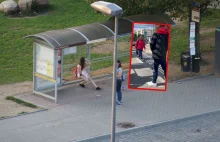 Oddał MOCZ na przystanku. SZOK!