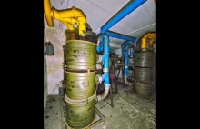 Schron obrony cywilnej w piwnicach pustostanu.