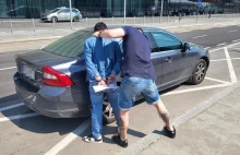 Warszawa: Obywatele Gruzji wybili szybę i ukradli z auta 100 tysięcy złotych.