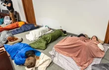 Przyszli polscy lekarze śpią na zajęciach