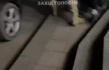 Dzielni Ukraińcy uprzejmie podjeżdżają, by zabrać wolontariusza.