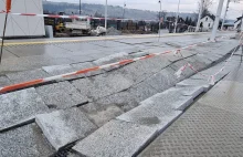 Peron na nowym dworcu PKP w Zakopanem po prostu się rozpada. Komuna BIS.