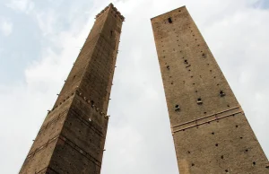 Bolonia: Wieża Garisenda grozi zawaleniem. Dostęp do zabytku został zagrodzony