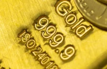 Słabszy dolar pomaga złotu. Inwestorzy czekają na sygnały z Fed