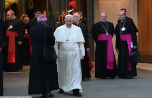 Papież Franciszek wyrzuca kardynała z Watykanu i zabiera mu pensję