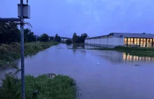 Lidl w Katowicach powstał na terenie zalewowym, a teraz rzeka wezbrała...