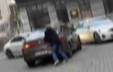 Wjechała pod prąd a jak nie chcieli jej przepuścić to wezwała sebiksa na pomoc.