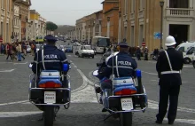 Włochy: Oszukiwał podczas egzaminu na prawo jazdy. Połknął dowód i trafił do szp
