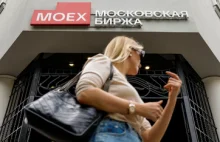 Wyprzedaż na giełdzie w Moskwie. Brokerzy blokują transakcje klientów.
