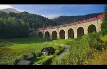 Pociągi na wiadukcie Adlitzgraben na linii kolejowej Semmering w Austrii