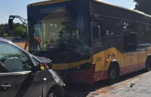 Łódź. Czołowe zderzenie samochodu z autobusem miejskim. Pięć osób poszkodowanych