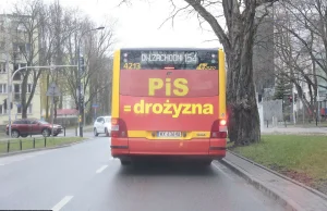 Kłótnia o hasło "PiS = drożyzna" na autobusach