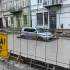 Auto zastawione na mur beton podczas remontu łódzkiej ulicy