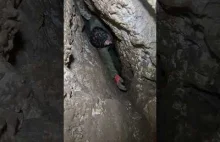 Człowiek w pionowej szczelinie | The man in a vertical gap in a cave | 4K | #sho
