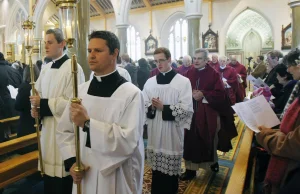 Ludzie rozpoznali nowego księdza. Aż ich zamurowało