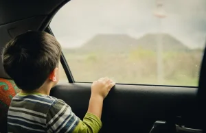 Zapłakany 6 lat pozostawiony na noc w aucie przed klubem