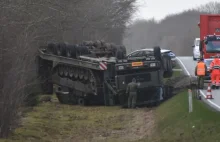 Dachował wojskowy tir z 42-tonowym czołgiem na grzbiecie