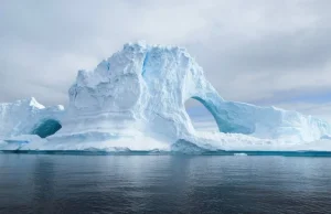 Największa góra lodowa świata po ponad 30 latach zaczęła się poruszać - RMF 24