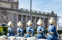 Szwedzka armia kupuje żołnierzom szable