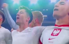 Polscy piłkarze śpiewają hymn Polski wspólnie z kibicami po wygranych karnych