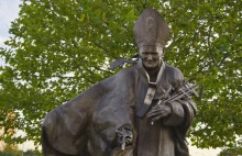 Pomnik Jana Pawła II będzie zniszczony? Wrocławska parafia chce go chronić | naT