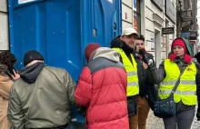 Protest we Wrocławiu: Aktywiści przez kilka minut podnosili toi-toi'a
