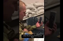 Ukraiński żołnierz dzwoni do dziewczyny zabitego przez siebie rosyjskiego żołnie