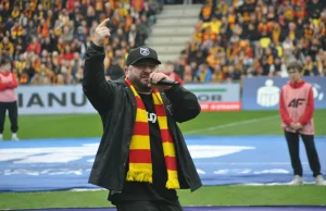 Występ Liroya przed meczem i... obraźliwy gest!