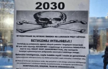 Plakaty na przystankach: “Sztuczna inteligencja wydaje wyroki śmierci"