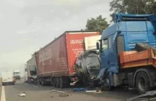 Koszmarny wypadek na S5. Ciężarówki zmiażdżyły busa - Radio Poznań