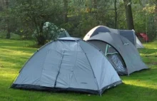 Bezdomni rozbili koczowisko przy Trasie Siekierkowskiej. "Jesteśmy bezradni"