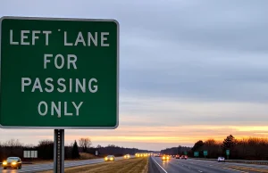 Luizjana wprowadziła mandaty za jazdę lewym pasem 1mph PONIŻEJ limitu prędkości