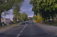 Wyprzedza przed pasami, a na pasach dziecko.