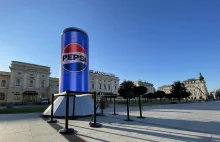 Pepsi ustawiło ogromną puszkę w zabytkowym centrum Krakowa.