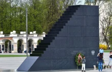 Mężczyzna wszedł na pomnik smoleński i grozi wysadzeniem się w powietrze - rp.pl