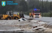 Kobieta chciała przejechać przez zalaną drogę, jej auto porwał nurt