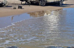 Wypadek w Łebie. Kierowca porzucił uszkodzony samochód na plaży.