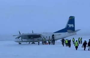 Samolot rosyjskiej linii lotniczej wylądował… na zamarzniętej rzece