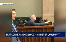 Sienkiewicz jako jedyny nie wstał w trakcie hymnu. Tyle znaczy dla niego Polska.