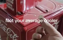 Unikalny automat do sprzedaży Coca-Coli.