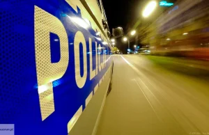 Cudzoziemcy jeżdżą po wsiach i robią zdjęcia domów.