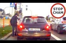 Śmieciara z Peugeot wyrzuca peta na jezdnię