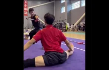 Ryzykowny trening Kung Fu z wykorzystaniem włóczni