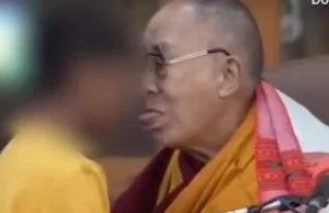 Dalajlama całuje małego chłopca w usta i prosi, by ten "possał mu język"