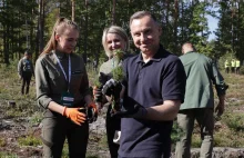 Leśnicy wycięli drzewa, żeby Andrzej Duda mógł je posadzić