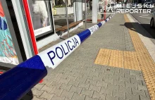 Brutalny atak nożem na 90-letnią kobietę na przystanku autobusowym na Ochocie