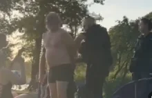 Policja poniża mężczyznę zatrzymując go w samych kąpielówkach