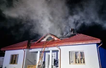 Nocny pożar dachu i instalacji fotowoltaicznej.