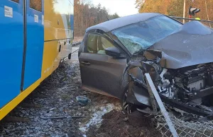 Auto zderzyło się z pociągiem. Wśród poszkodowanych dziecko